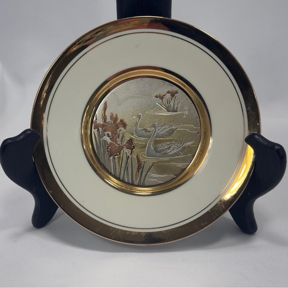 Vtg The Art of Chokin 24K Gold Rim 2 Swimming Swans Birds 6" Plate